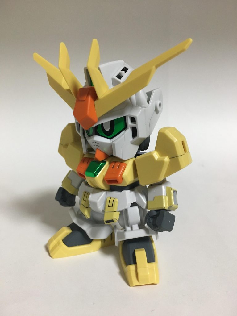 乗り手のウイニングガンダム、正面。モビルチェイサーの加速力と安定性はそれぞれ乗り手となっているガンプラの重量によって左右される。乗り手が軽いほど、加速力が強くなる代わりに、車体は安定しなくなる傾向にある。但し、乗り手が重いほど、加速力が弱くなる代わりに、車体は安定する傾向にある。