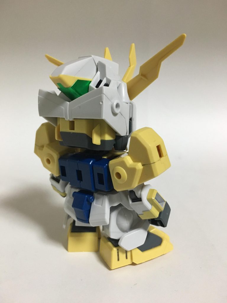 乗り手のウイニングガンダム、背面。乗り手を限界まで軽量化した状態こそがモビルチェイサーの性能を全て引き出せる状態と言えよう。