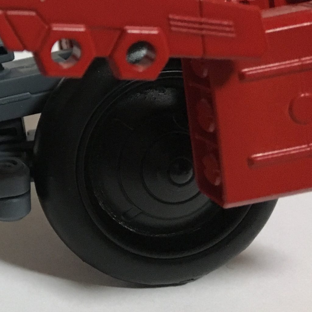 後輪。超高速駆動機構を備える。