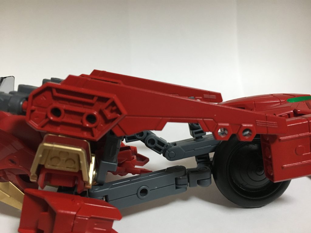 Iフィールド発生装置、その2。レッドペガサスは前方と側面を合わせて合計3機のIフィールド発生装置を搭載している。