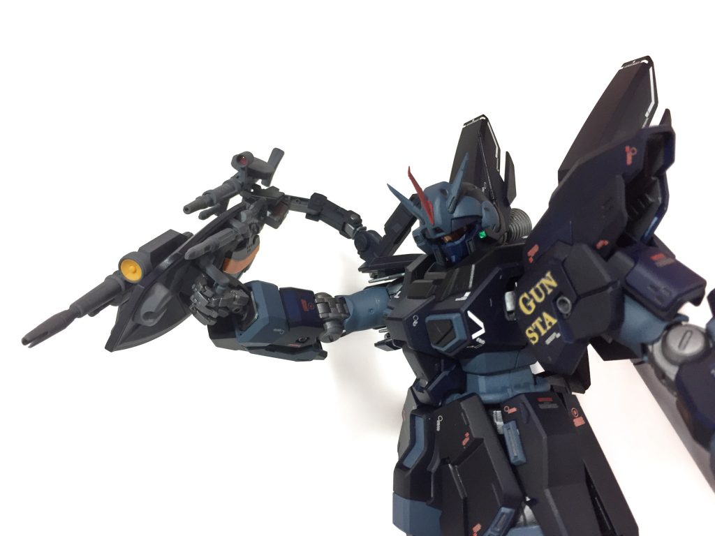 ◆アサルト・シールド◆
防御より攻撃に特化したシールドで、左右どちらでも装備可能。
ガンダムビームライフルとザクマシンガンを装備している。
シールドに装備したまま使ったり、ハンドガンの様に使ったりする。
**(中庸性を示すためジェスタシールドにビームライフルとザクマシンガンを装備させました。1/100サイズだと主武器になってしまう為1/144サイズを使っています)**