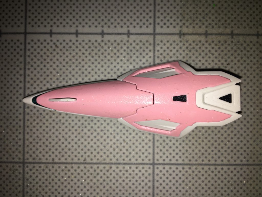 シールド。後述のバード形態時の機首を兼ねる盾。バード形態時には先端にバスターライフルを接続する。先端部は鋭利で、そのまま打突武器としても使用される。また、先端部にセンサーが設けられているのも特徴。