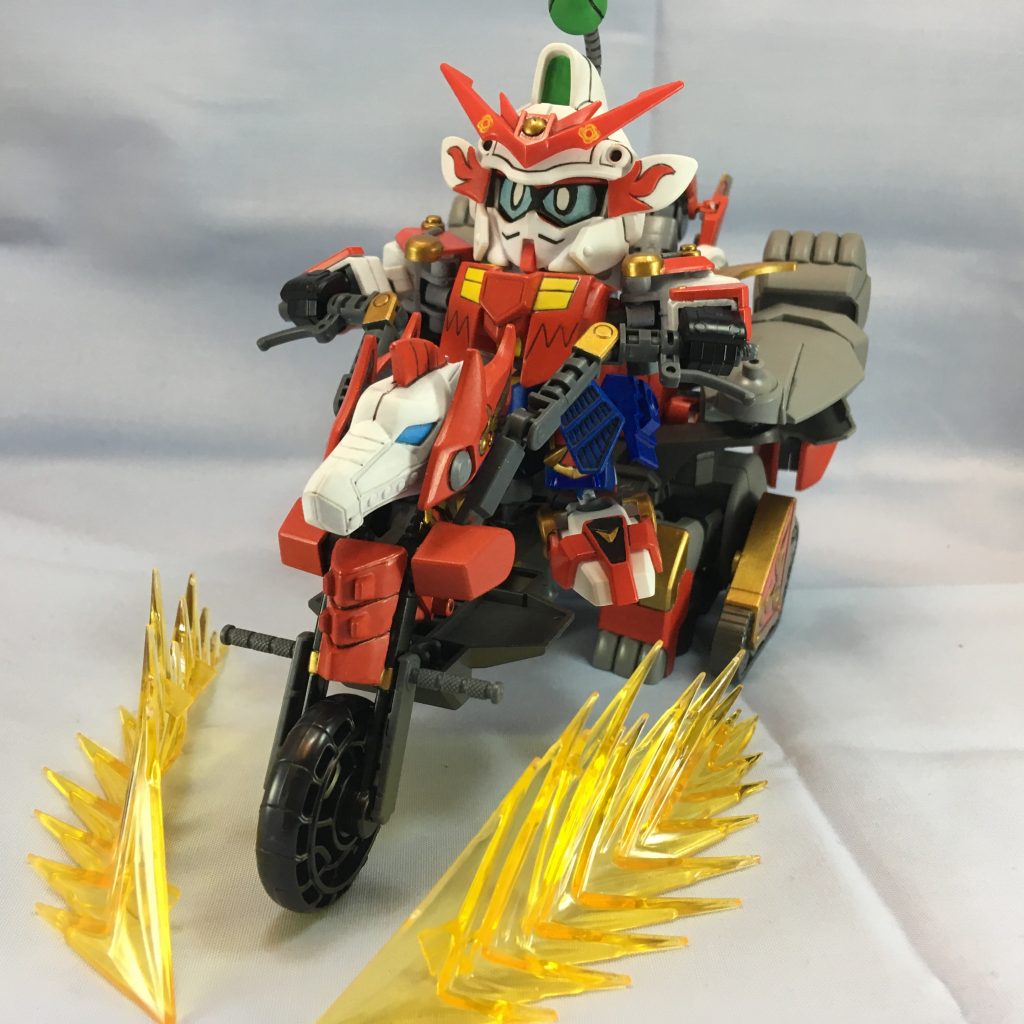 殿の求めに応じて王馬と覇王丸がバイクモードに変形合体する!