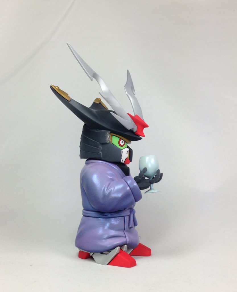 兜右側の吹返しは破損状態