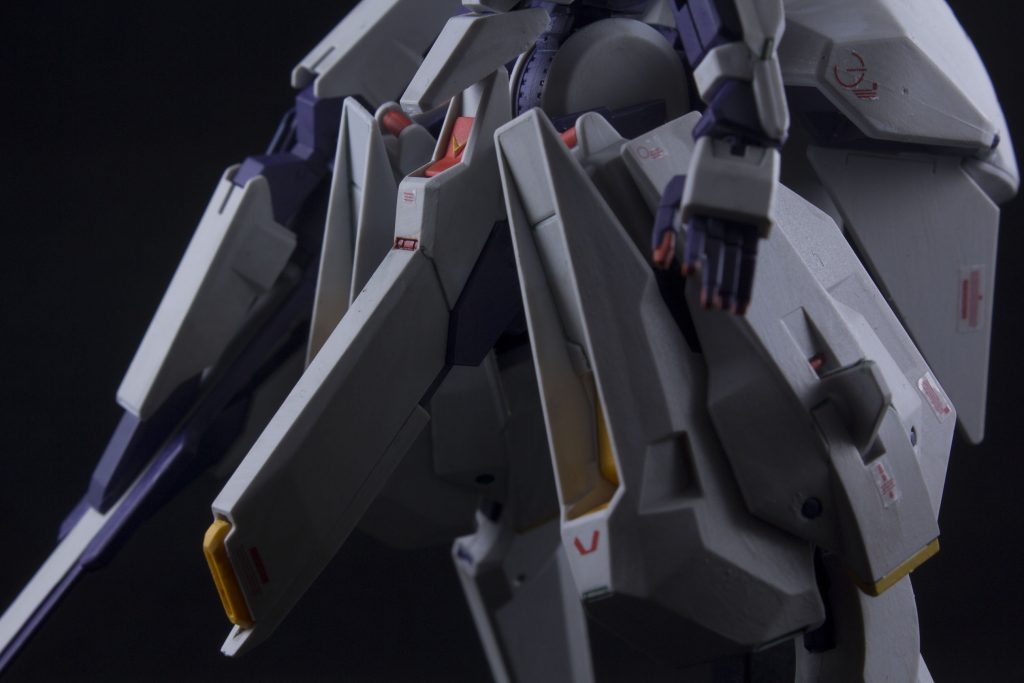 腰回り手前側
足回りがヒトガタから大きくハズレているので、情報量を増やすためデカールを多めに張り込んでいます