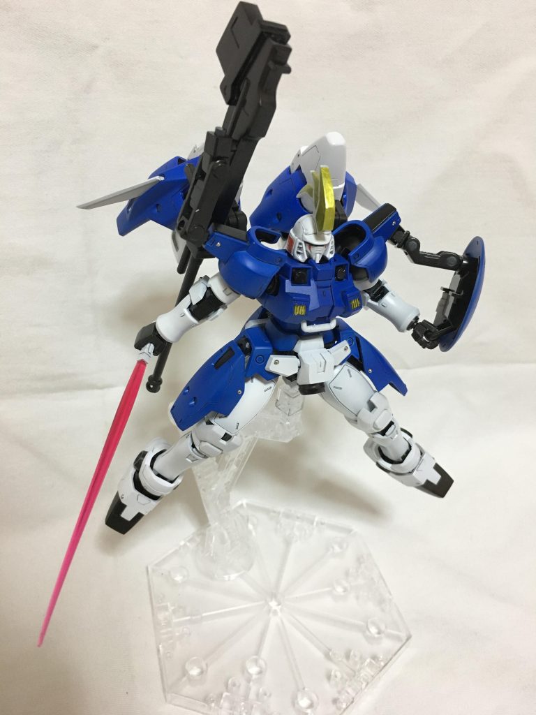 ビームサーベルはトールギスのシールド裏に固定されているパーツから切り出して使用しています。シールドへのマウントも可能。
シールドのアームを改良し、グリップを持てるようにしました。