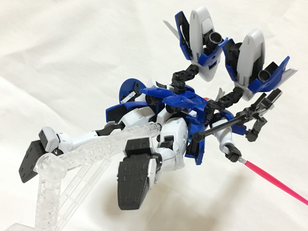 スーパーバーニアはEW版に倣って胴体からのアーム接続に変更。
足裏もトールギスのままだとツルツルなのでリーオーの足裏を参考にディテールを追加。
リアスカート裏にリーオーの腰についてるバーニアを移植。