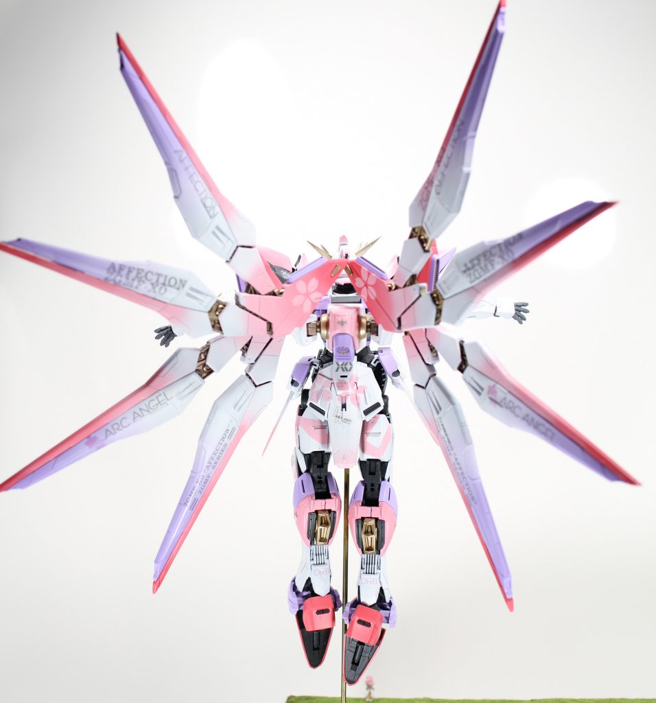 バックショット。外側に向かって色が広がるように配色しました。グラデに力を入れています。