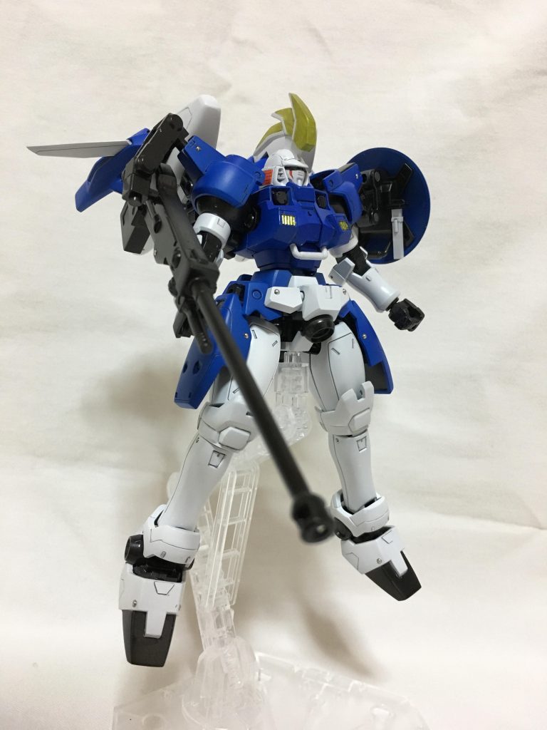 リーオーをベースにトールギスのパーツを組み込み。
股関節や足首の見えない箇所で延長し、設定通りちょっと大きく。
全体的にプラ片を貼り付けたりメタルボールを埋めたりしてディテールアップ。