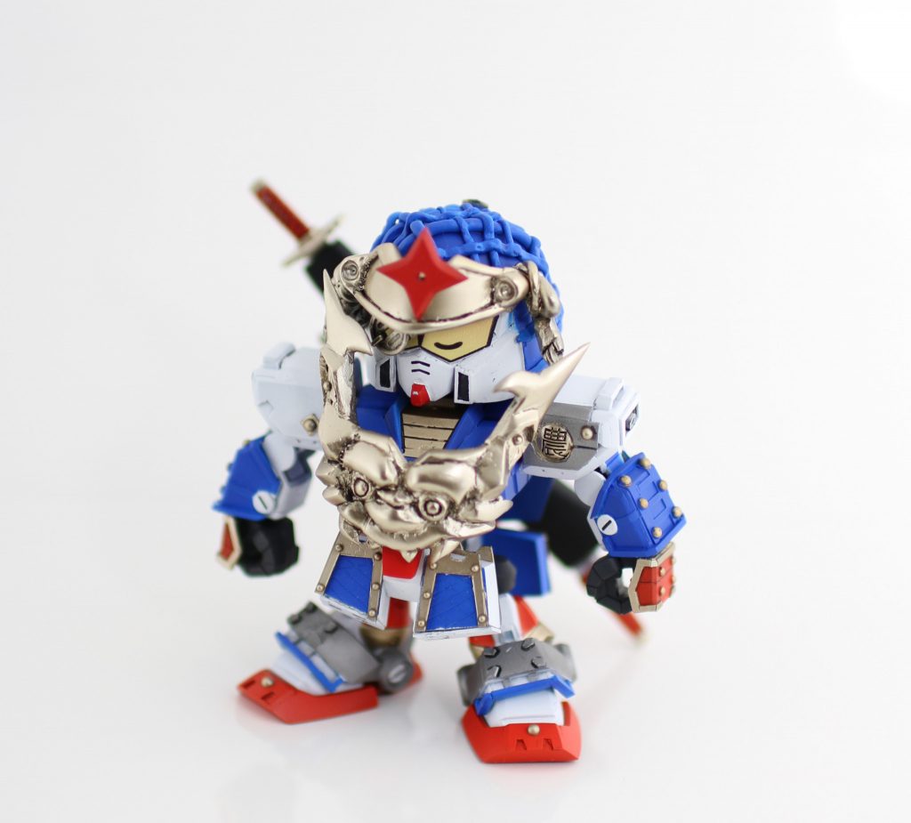 目を付け替えられるようにセメダインの新作を使用しています。これにより、ネオジム磁石の代替策として使えます。
額当て、鎧前面の彫刻などをパテで造形してみました。