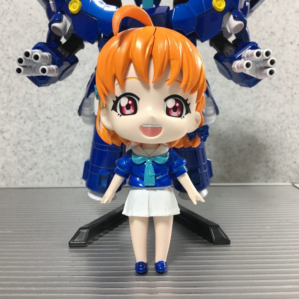 制服も曲のイメージカラーに。