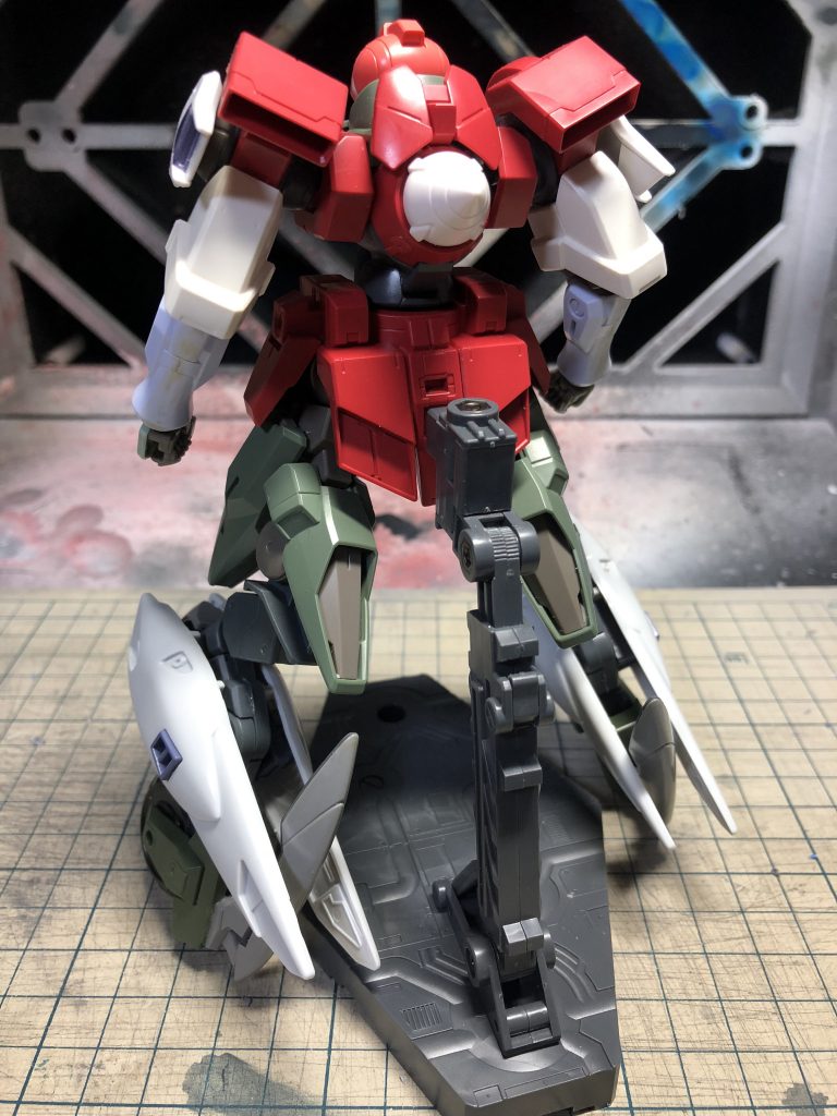 塗装前の状態。
オーガ刃-X、ストライカーGN-Xをベースに、マシンライダー、クランシェ、ジェノアス、ウイングゼロ、バルバトスなどのパーツを組み合わせてます。
なお、ささやかな拘りとして、ビルド系のキットを使う時は、その機体の特徴的なパーツ、独自のパーツを極力使わないようにしています。今回の場合、オーガ刃-X及びストライカーGN-X独自のパーツは使用せず、GN-XⅣ及びアドヴァンスドGN-Xと共通のパーツのみを使っています。
これは、「それら独自のパーツは劇中のビルダー制作によるワンオフのパーツであり、同一世界観内で他のガンプラに使用されているのはおかしい」という超個人的考えに基づいた物です。