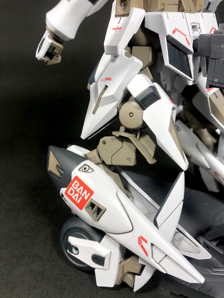 実車をイメージしてホワイトにパールコートを施し、各色別に光沢に差を付けています。
脚部タイヤはレース仕様をイメージしてトレッドパターンを削り落としました。