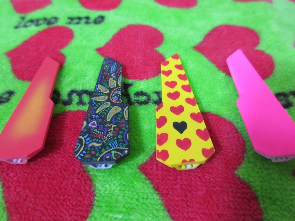 左から後期のメインギターであったチェリーサンバースト。
HIDEがポスカを使って自分で描いたと言われる前期のメインギター、サイケペイント。
そしてインパクトがありすぎてHIDEの代名詞となった終盤のメインギター、イエローハート。
ソロのデビュー曲のPVで使われた蛍光ピンクのギターになります。