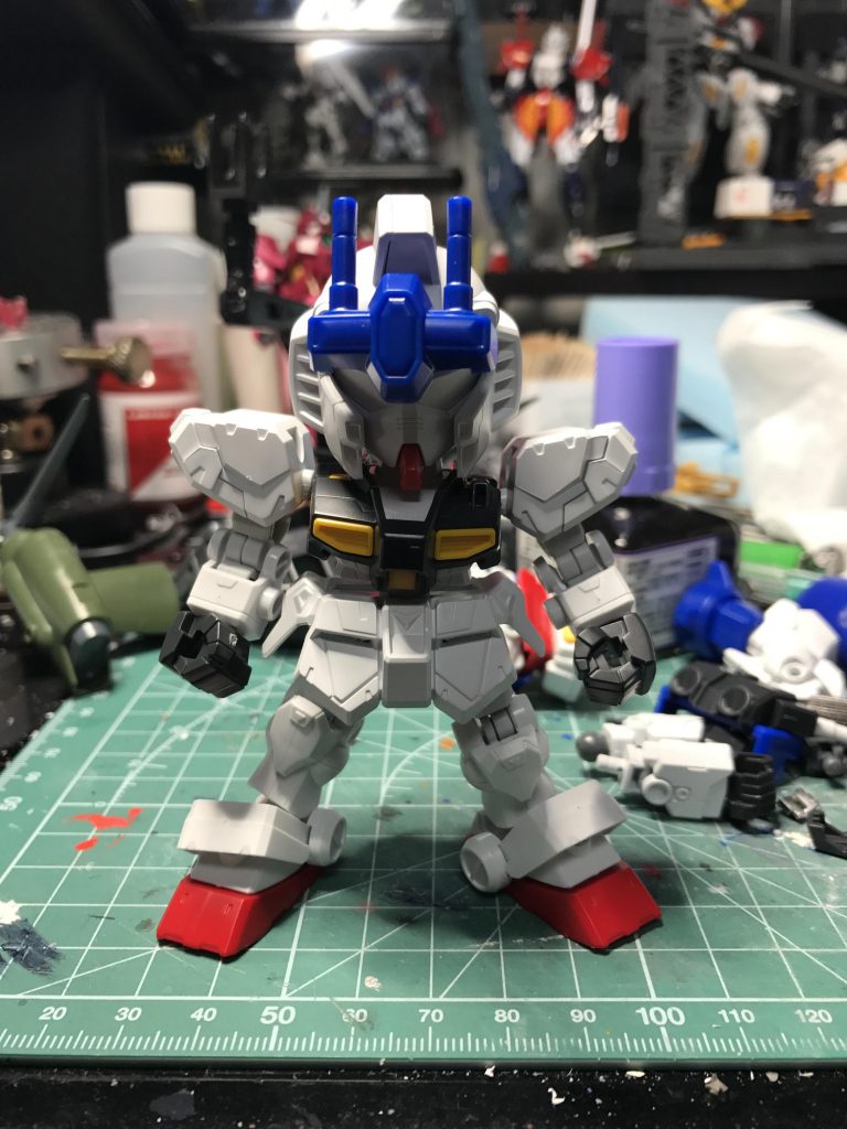 SDνガンダムをベースに、SDガンダイバーのゴーグルとアクアラング、SDCSガンダムの両手足を移植しています。
バックパックはティルトローター。
ファンネルキャプチャーは、「逆襲のシャア」と「ガンダムNT」に登場した、ファンネルバリアーとサイコキャプチャーをモチーフにしています。