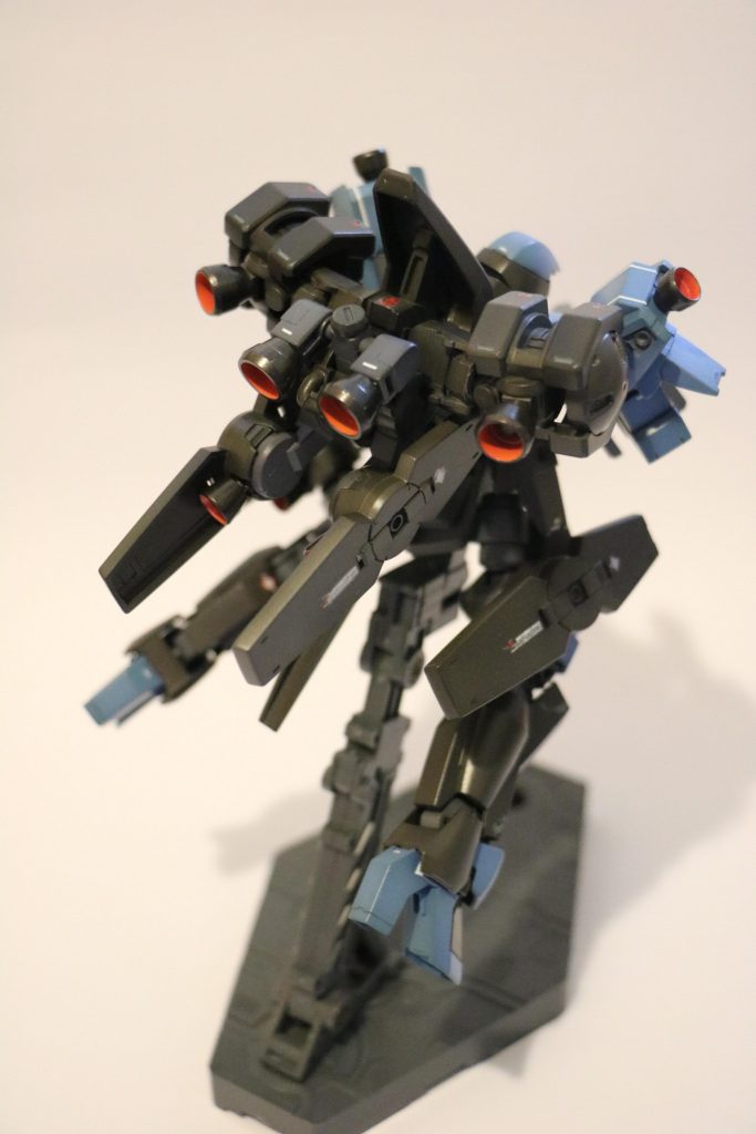 バックパックは廃棄のグレイズフレームをベースにし、スラスターや姿勢制御バーニアをつけて作られた。フレームの可動性によって大胆な動きができて、機体の運動性と突進力を大幅上昇させるが、その代わりに、安定性と操作性はさらに落ちてしまう。