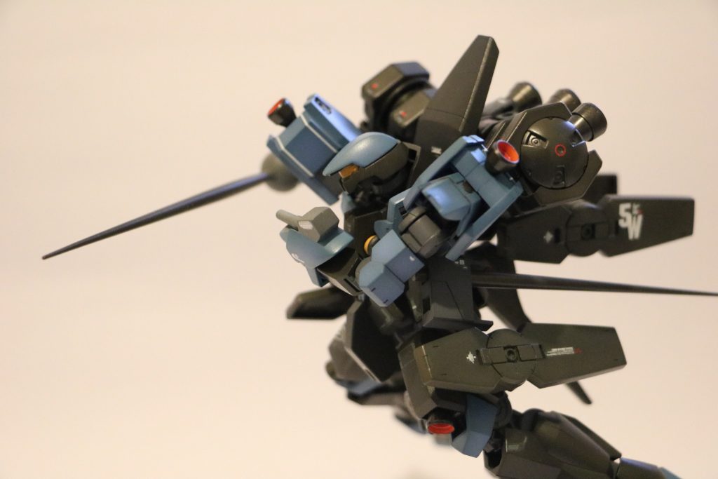 試験型バーストサーベル。バインダーは構造が簡単であり、予備の刃を固定することしかできない。そのせいで、刃を交換することは時間がかかる。