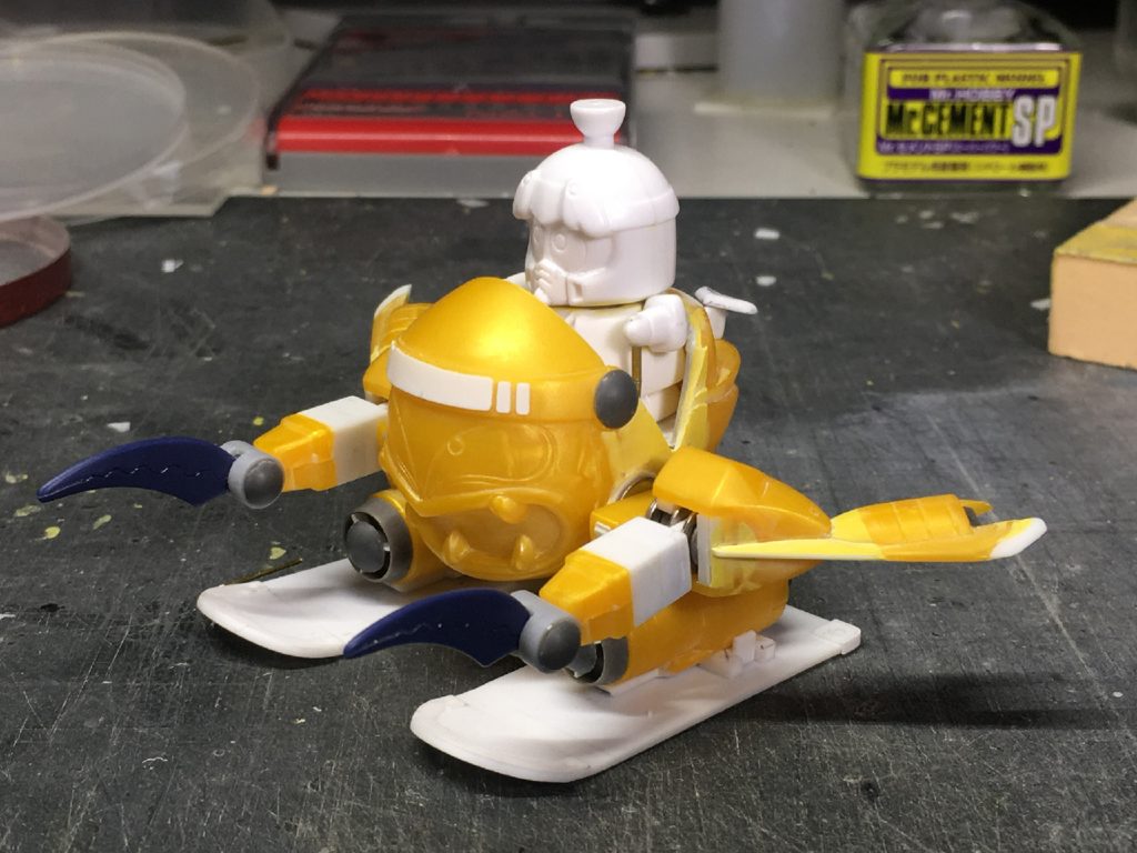 【加工途中_正面】
所々切り貼りし、プラ板とパテで継ぎ接ぎしてます。