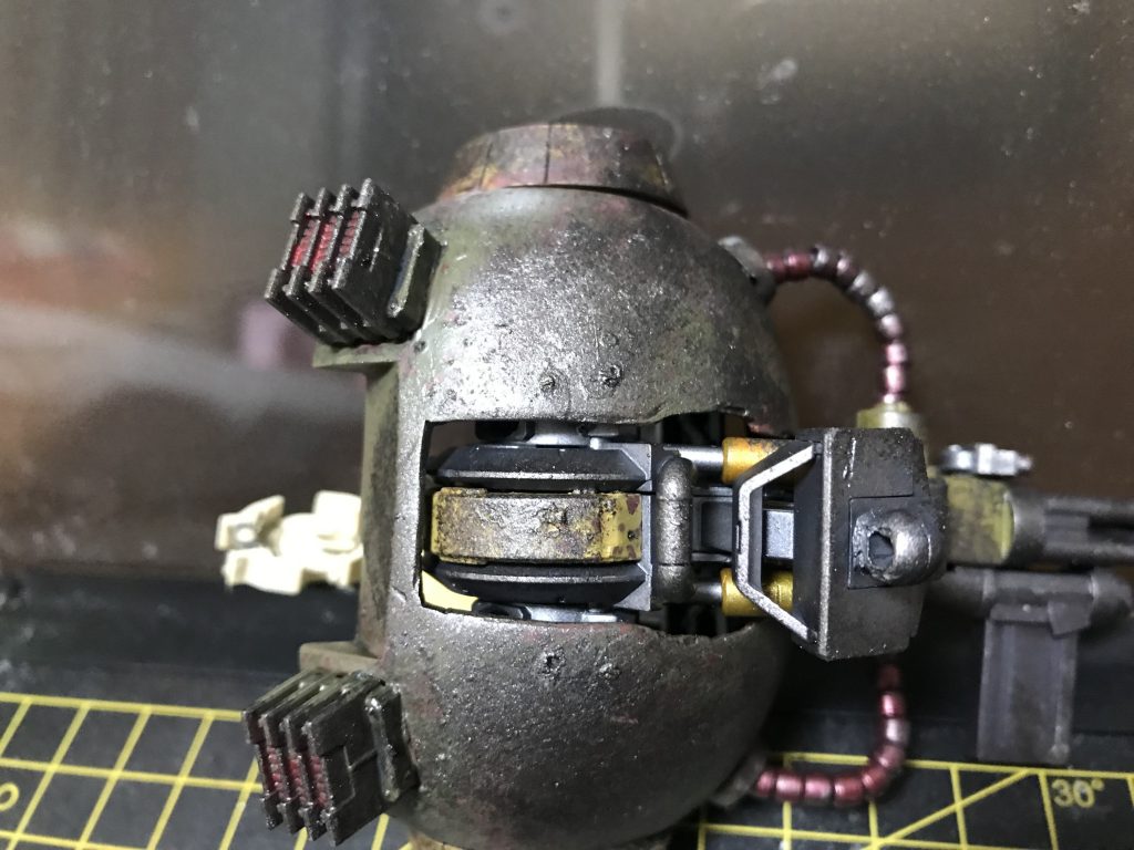 アッグを分割しグレイズの胴体フレームを移植。