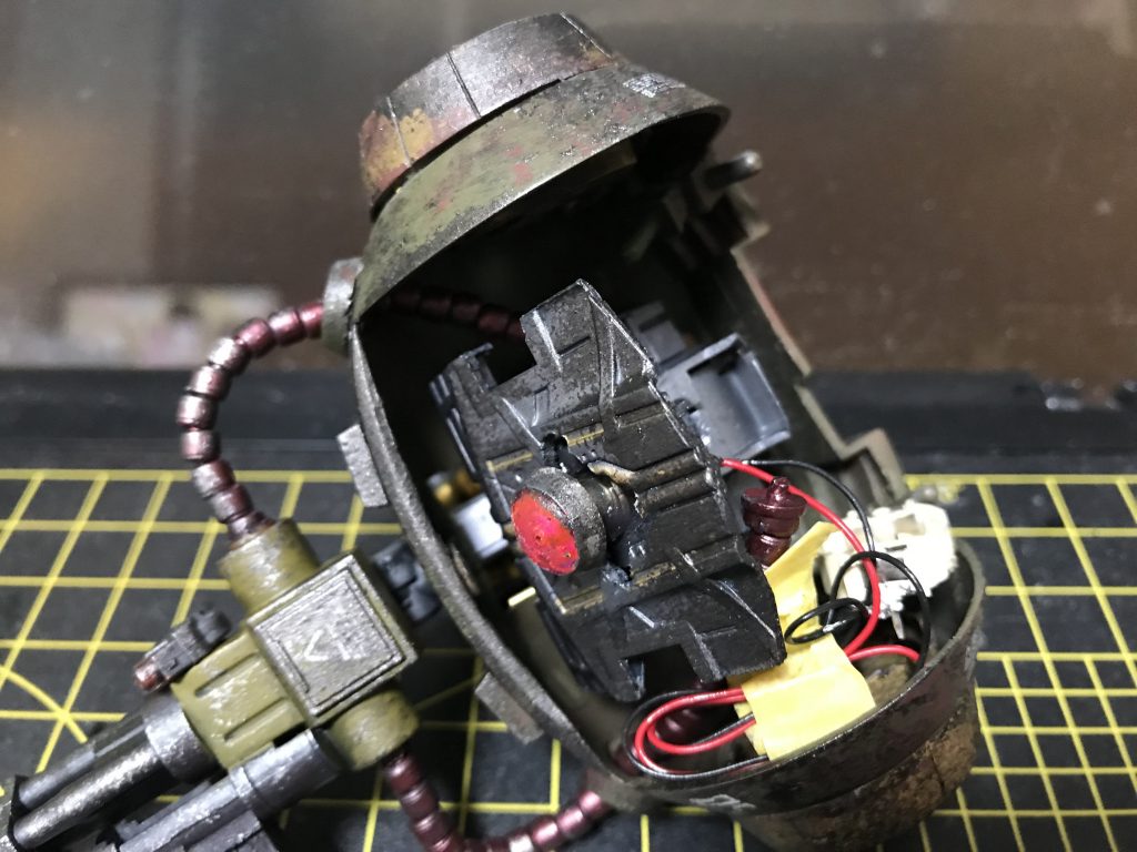 胴体内はグレイズ胴体フレームに前面にMGズゴックの背中フレームを使用。内部に電池ボックスのスペースを作成。