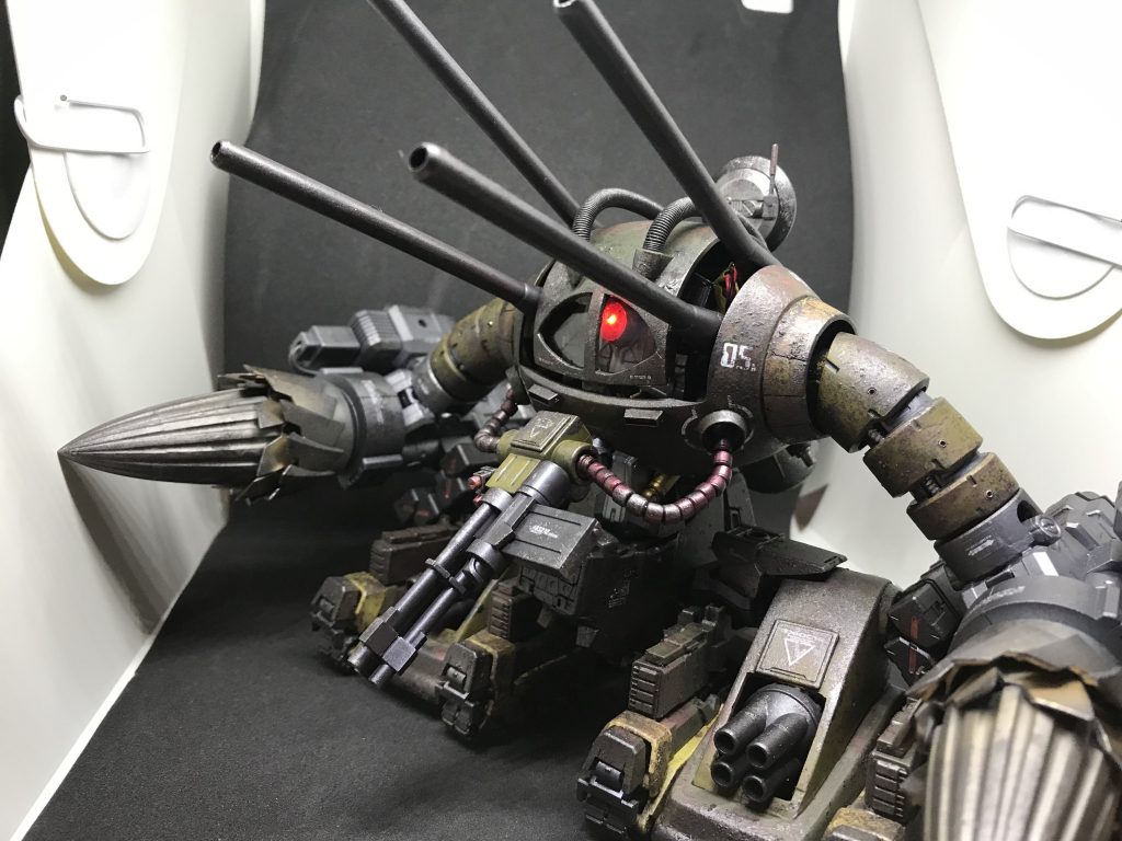 モノアイはアッグのモールドをくり抜き内部にMGズゴックの背中フレーム、モノアイ基部をグレイズの足首ボールジョイントを使用し可動出来るようにしています。モノアイはコトブキヤの丸モールドにレジンを使い作成、LEDで電飾化しています。モノアイシールドは透明プラ板で作成。