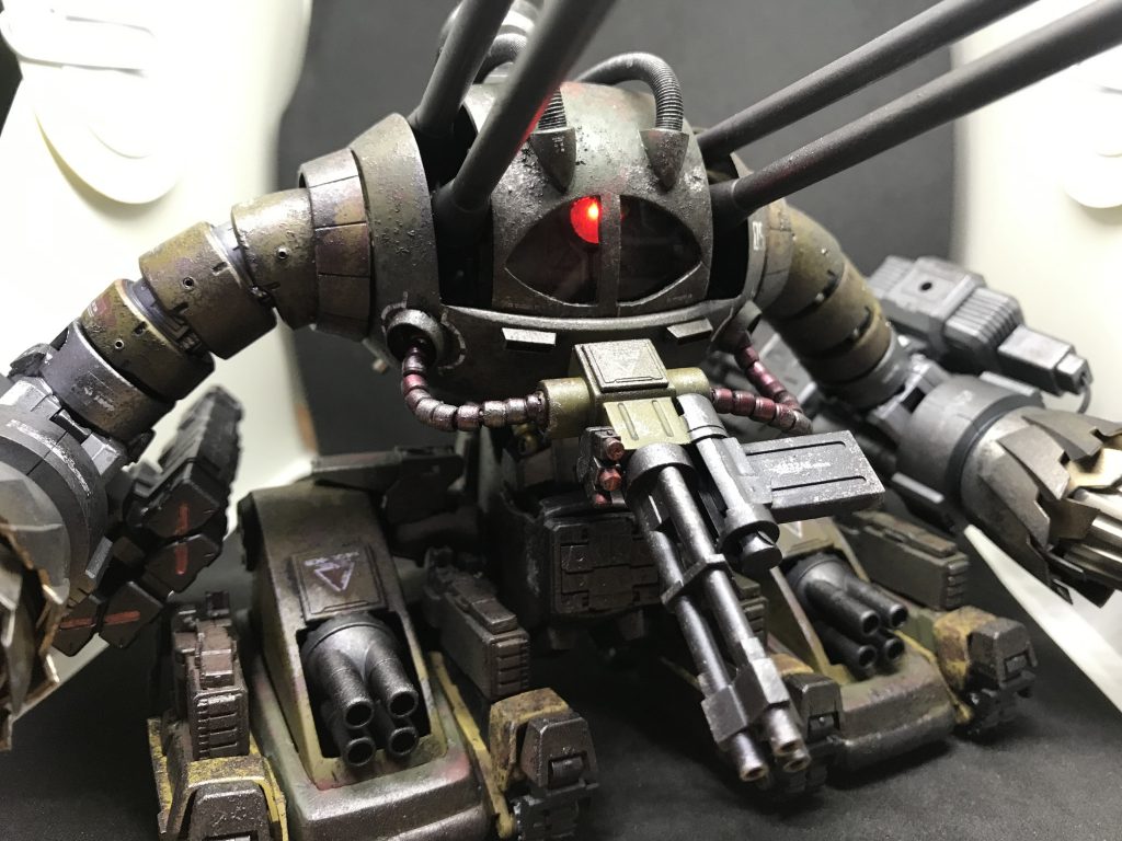 脚部はグレイズの肩関節を移植しボールジョイント化、キャタピラユニットはHGUCロトを使用、脚部ランチャーはガンタンクの腕を使用。
レーザートーチはコトブキヤのガトリングに変更し基部はダブルジョイントで可動、動力パイプはアルミ線を芯にビルダーズパーツのMSパイプを使用、頭部動力パイプはスプリングを使用。