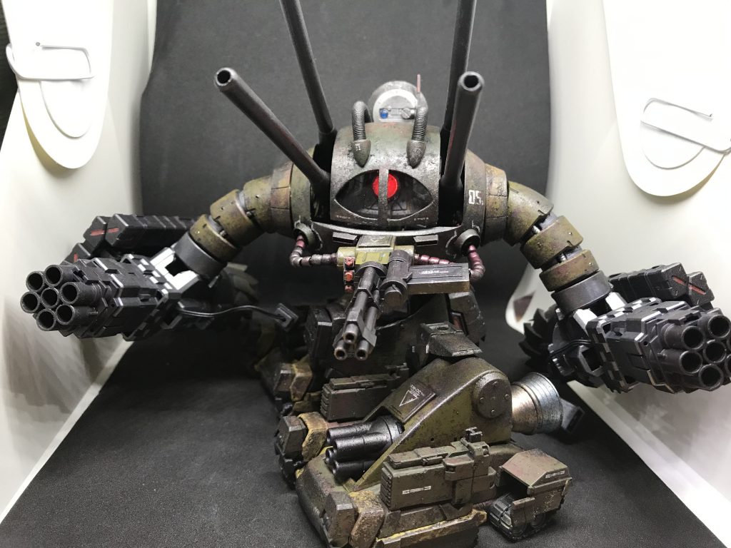 腰部にグレイズのフレームを使用しているので回転、可動するので多少のポージングが出来るようになりました。
塗装はオキサイドレッドサフ下地にダークグリーン、オリーブグリーン、ダークイエローで塗装、塩ケープ剥し、スポンジチッピングでウェザリングしています。