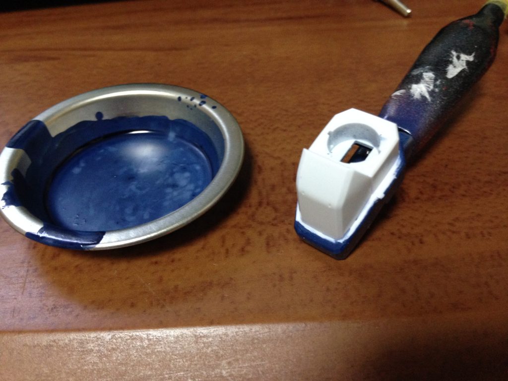 ガンダムマーカーエアブラシシステムの塗膜が弱くてマスキングテープをはがすと一緒にはがれてしまって何度も作業を繰り返すことに。
作ってて一番つらかったパーツかもしれない。
ここで塗装が乾くまでテープを貼っておくのではなく、塗装が終わったらすぐに剥がして乾かしたほうが比較的良いという答えに辿りつく。