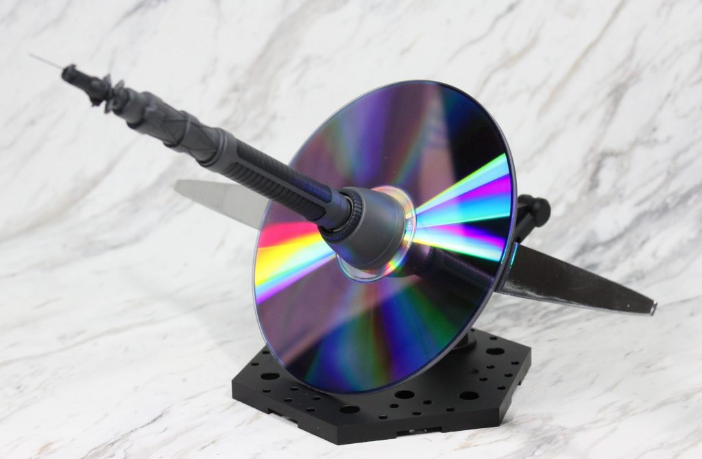 後ろのマイクロウェーブ送信器はプラ材とジャンクパーツ、ブルーレイディスクを使用。