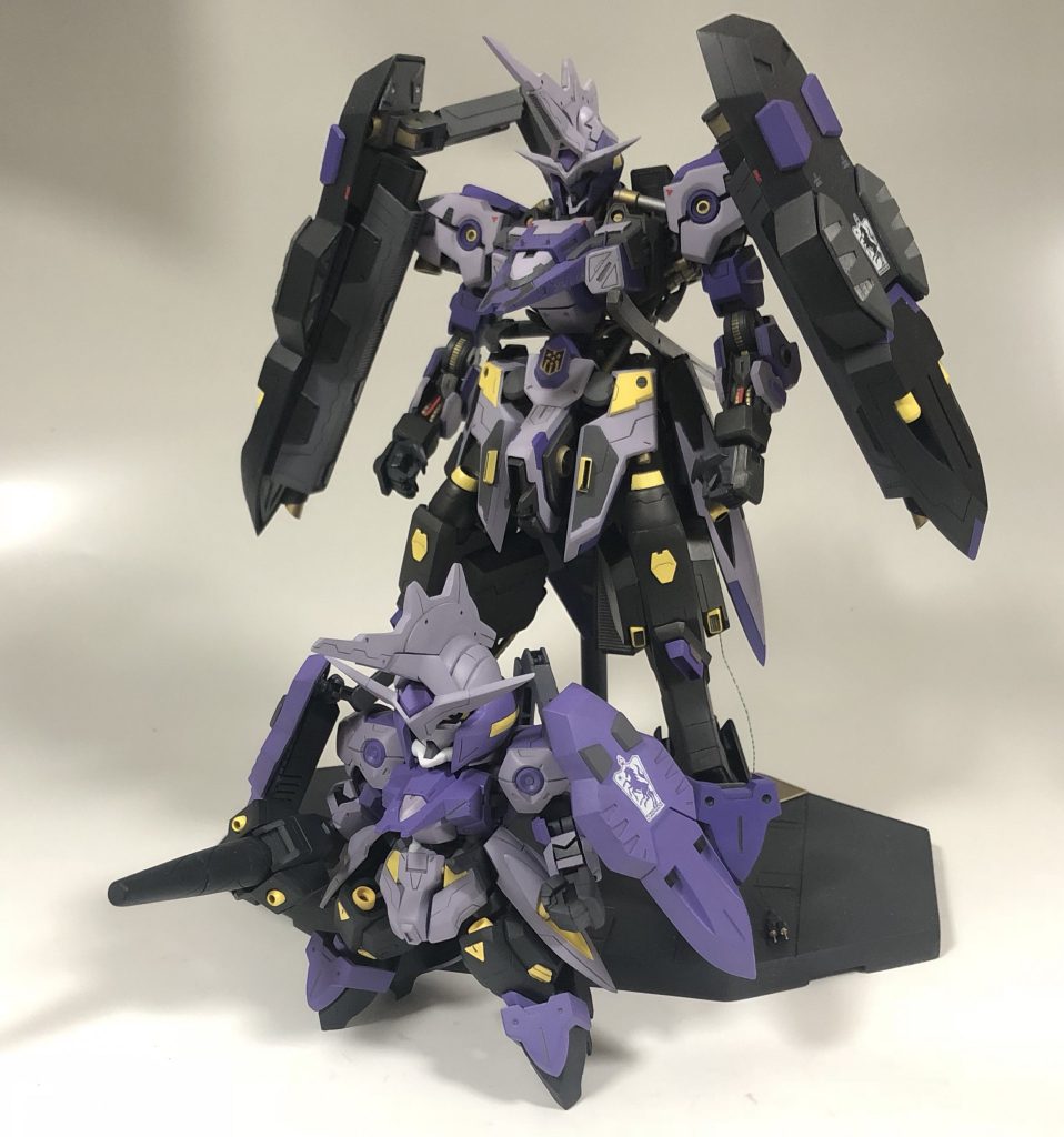 最後に以前作ったフルメカニクスのものと一緒に。
好みの色で塗装したはずなのですが比較すると黒い・・・。

2頭身くらいでかっこよくSDガンダムを作られてる人はすごいなぁと感じることができました