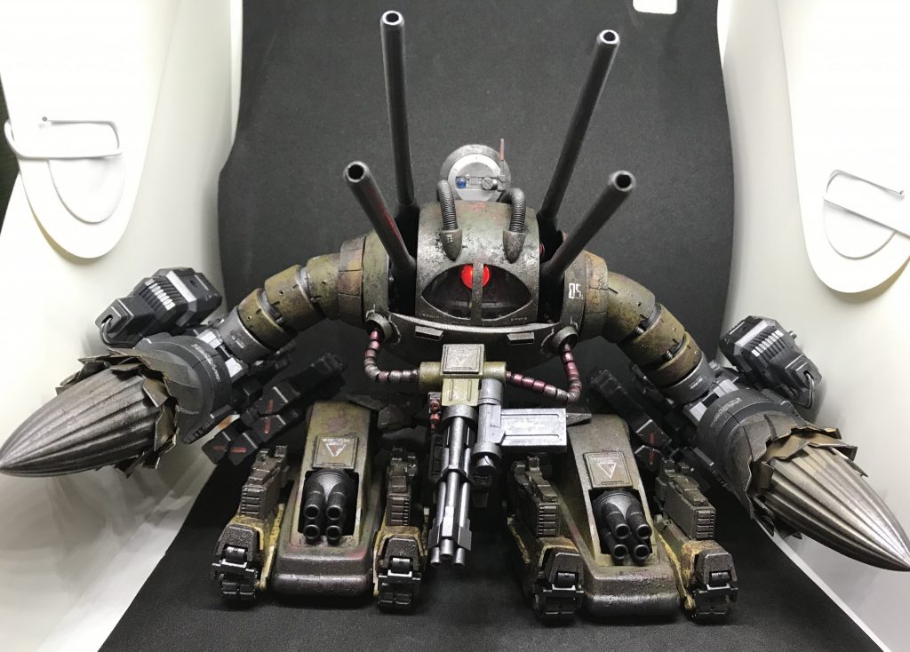 1/100アッグをベースに腕部関節はMGズゴック、胴体、腰、股関節は1/100グレイズ、脚部はHGUCロトを使用しています。