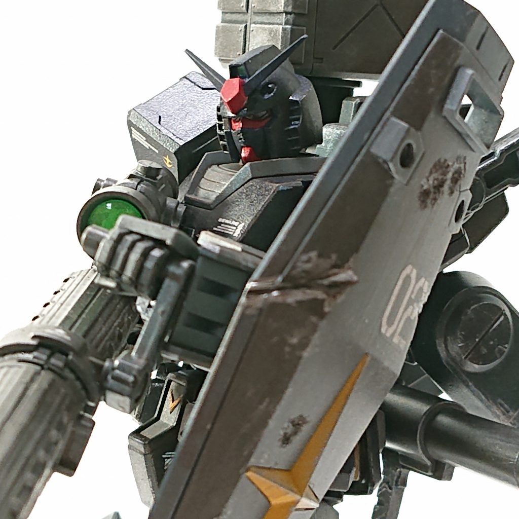 盾のダメージ加工はピンバイスと金属ヤスリ、デザインナイフでちびちびとやった後、シルバー塗装とリアルタッチマーカーグレー3を使用しました。