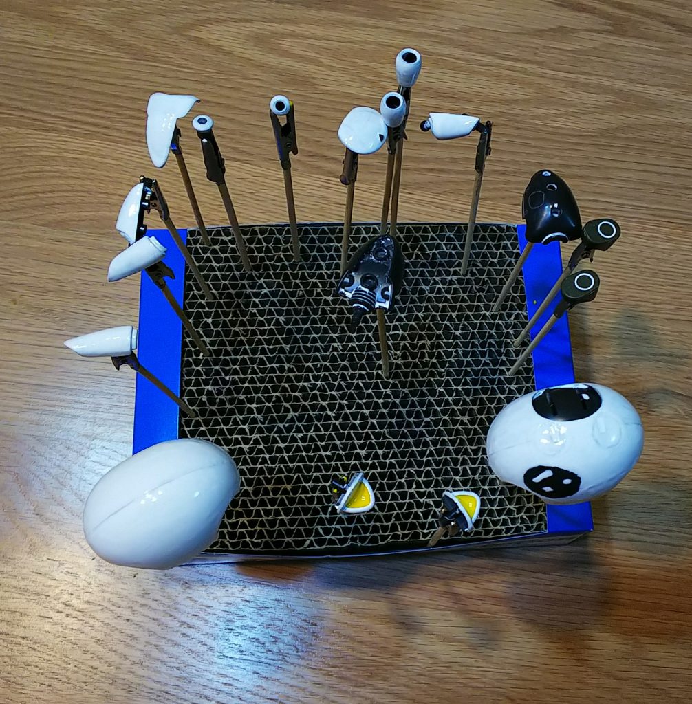 上手く均一に塗れずに、何度もドボンして仕切り直して塗っていきました。
何度も塗り重ねないと、成形色を隠せないので、必然的に厚塗りになっていく。
筆塗りなので、塗りムラが出やすく、それを塗り直すのは正直心が折れそうになりました。