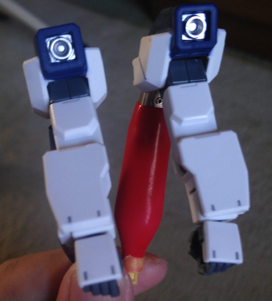 スラスターは銀色で塗ると綺麗だよと言われ、オススメされた4アーティストマーカーのシルバーで塗る。かなり綺麗に色がでてテンションがあがる。このあたりで俺だけのガンプラだ…って思うように。
楽しい…