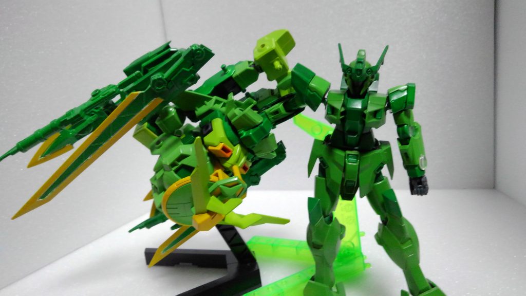 味方武装強化例 フルナックルモード
 妄想設定
 フォース「フラワーガーデン」所属「アキハ」専用機。
 「アキハ」は「フラワーガーデン」の名前が少しずつ広まってきた頃に自分から「フラワーガーデン」に入りたいと来た一人。
 「フラワーガーデン」の中では珍しく、「アキハ」はビルド専門でその中でSD系に特化しており、戦闘は苦手で、自身の機体に付いてる武装のほとんどを扱う事が出来ないが、それを味方に運搬する為の専用機の機体としてこの機体を作った。