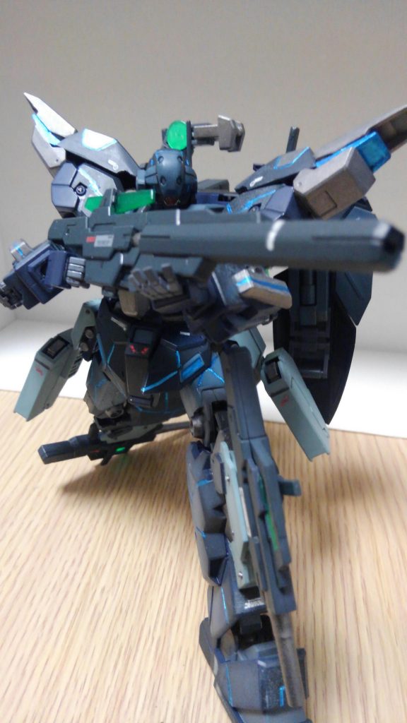 GNスナイパーライフルⅡ
遠距離からの狙撃そして援護攻撃の主力武器。トランザム中は出力低下は免れないが、攻撃は可能。なお中距離モードに変更可能でバルカンモードとなる
私自身、狙撃は苦手なのですが... 膝立ち構えってカッコいいんですね...