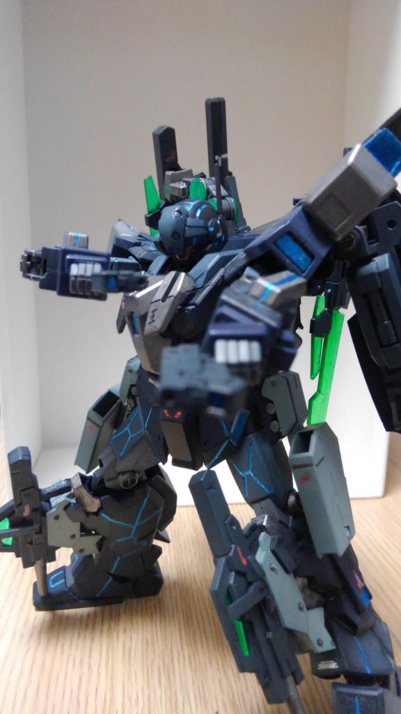 GNピストルも腰のガンホルダーに装備!
メカの二丁拳銃はどうしてカッコいいのでしょうか... 鼻血でそうw