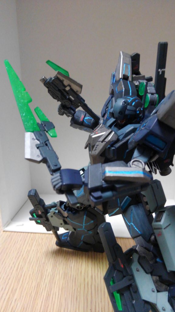 GNダブルピストル
GNソードピストル
本機オリジナル武器
GNダブルピストルは銃撃戦に使用、またGNビームサーベルの機能もあるため接近戦にも用いられる
GNソードピストルはOOガンダムのGNソードⅡを元に試作された近接射撃武器
粒子放出・制御が非常に不安定でライザーモードは使用不可である。ただし、近接武器としての性能は優秀であり敵機体を両断可能だが、ピストルモードでは一撃一撃は威力があるが連射はできない
銃と剣のコラボレーション!