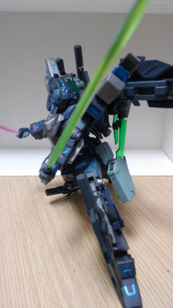 ビームサーベルとGNビームソード
ビームサーベルはジェスタの標準装備。
GNビームソードはシールド裏に装備されており、圧縮したGN粒子を刃を形成されており標準装備のビームサーベルより威力が強化されている
ともかくビームサーベル二刀流は鉄板ですよね!