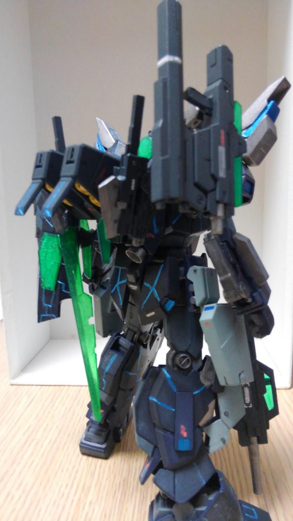 後ろ姿です。
武器を全てマウントできるようバランスを調整しました。