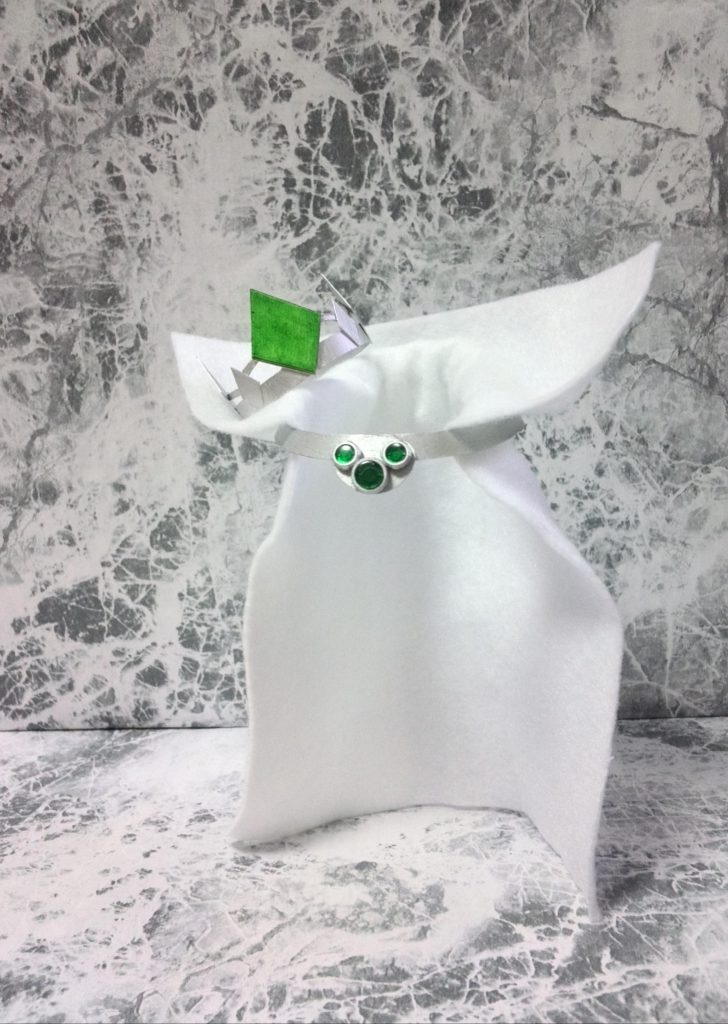 ロイヤルクラウン(王冠)はプラ板で

ロイヤルローブは百均のフェルト生地(白)とビルダーズパーツ サイトレンズとプラ板で製作

頭と胸元の輝く宝石は
エメラルドをイメージしてシルバーとクリアーグリーンにしました