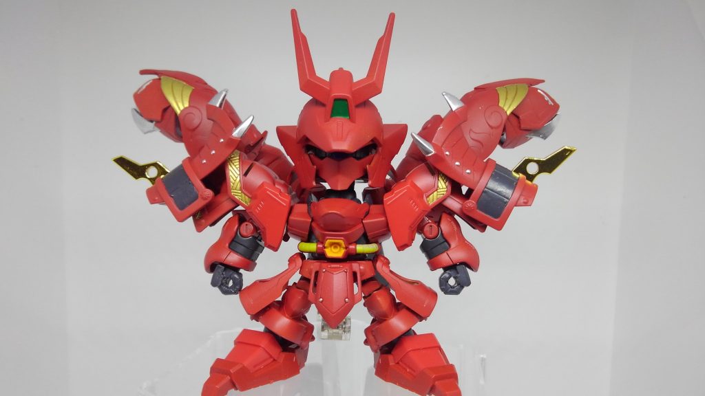 正面から
機械っぽさと曲線ラインが組み合わさったようなデザインを目指してみましたがいかがでしょうか。
サイドアーマーはネオジム磁石で付いているため足を開いてもある程度は一緒に開きます。