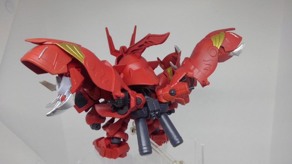 背面から
バインダー部はサザビーの脚部とジャンクパーツを組み合わせて作っています。
左右のツメは開閉可能でこちらもネオジム磁石でくっついています。