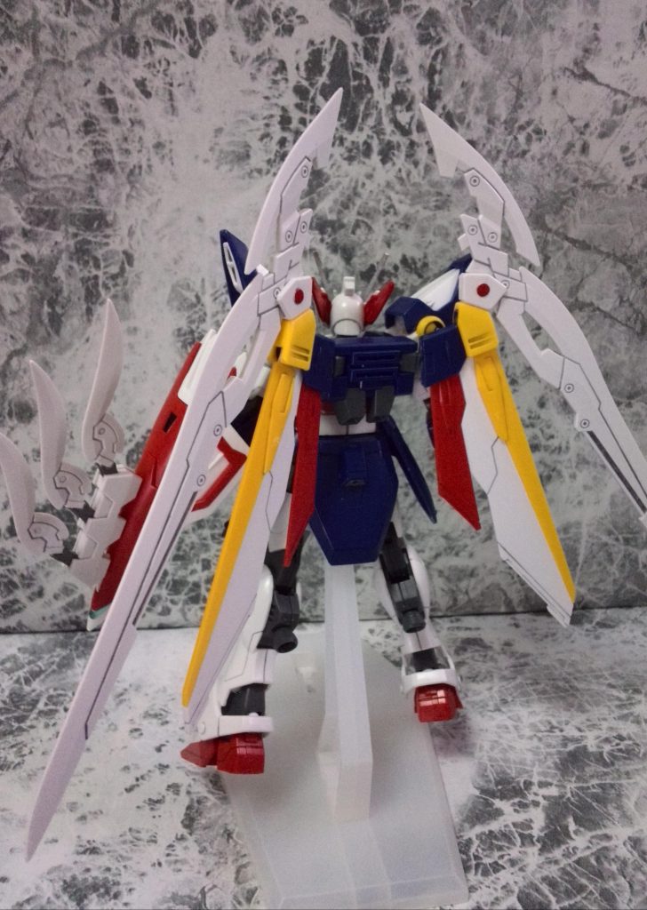 ウイングガンダムの翼に
カスタムキットのフェザーブレイドと、それを取り付けるパーツを使用し、翼を大きくしました