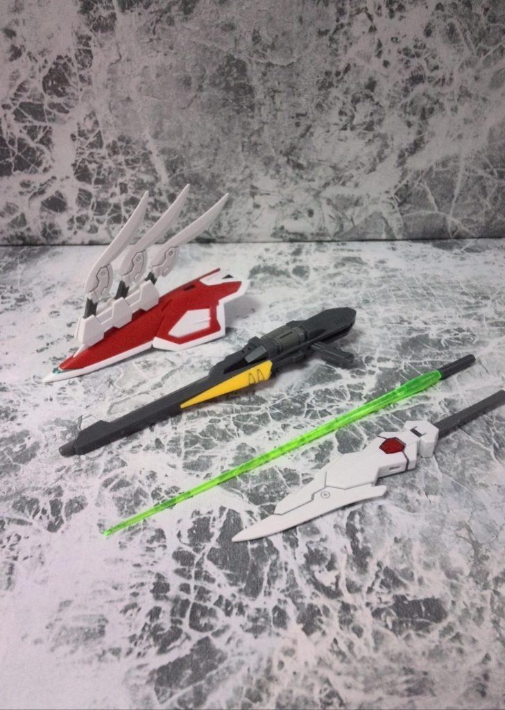 武装は
バスターライフル
フェザーグレイブ(フェザーブレイド)
ビームサーベル
シールド&フェザーナイフ