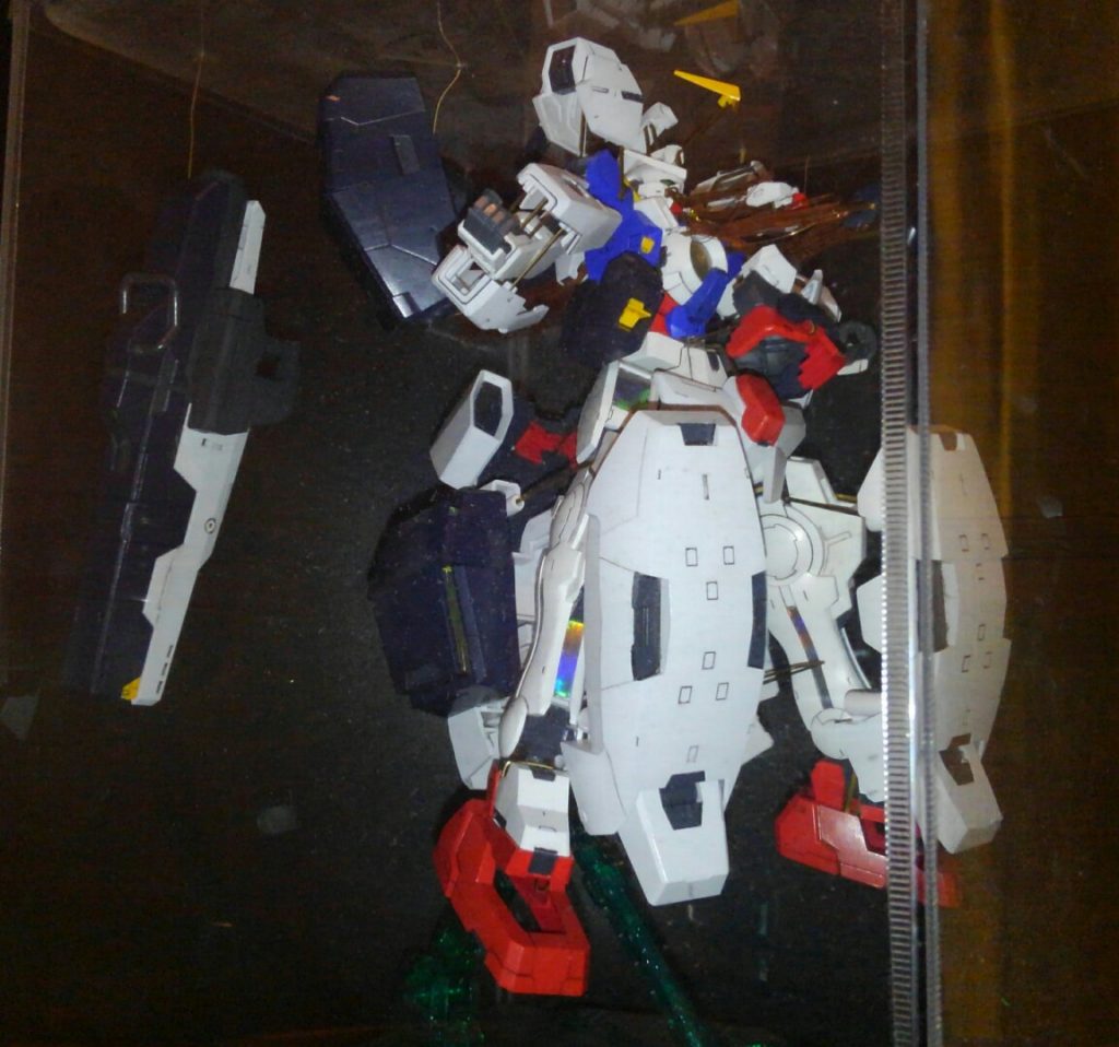 パージシーンの再現を狙うと装甲裏のスカスカ具合が気になるところ(´・ω・`)
中身のナドレ(エクシアカラー)もリメイク出来次第アップするかと。