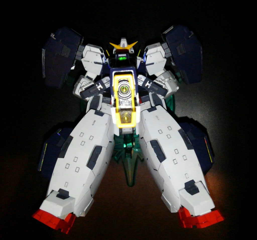 各砲口にはオーロラアイズを貼り付けてます。
GNドライブ、コンデンサーやケーブルはオーロラシールでデコレーション(*´ω`*)
基本筆塗り全塗装以外はキットのままです。