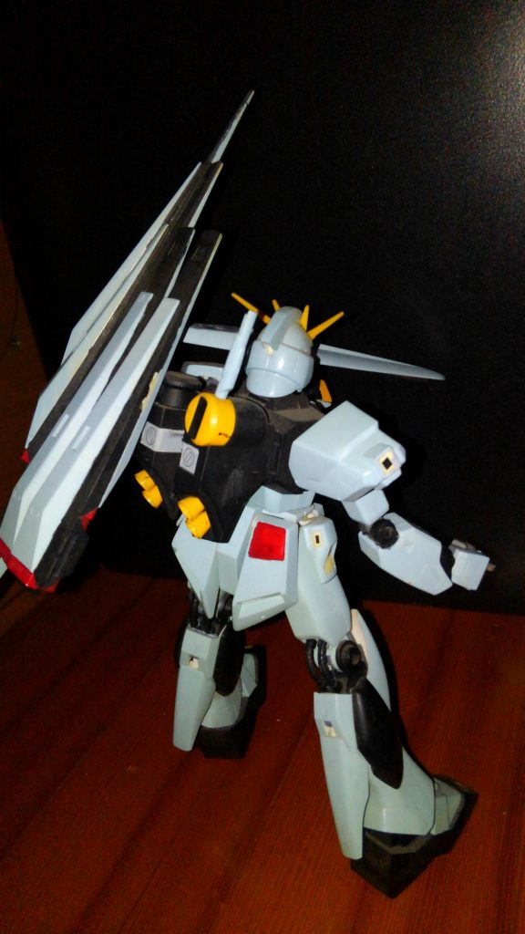 色はグレーがかったモノをメインに筆塗りしてますな(・・;)
あれか、量産型でも意識したんかいな当時の自分(笑)
あとライフルとバズーカが行方不明(´;д;`)