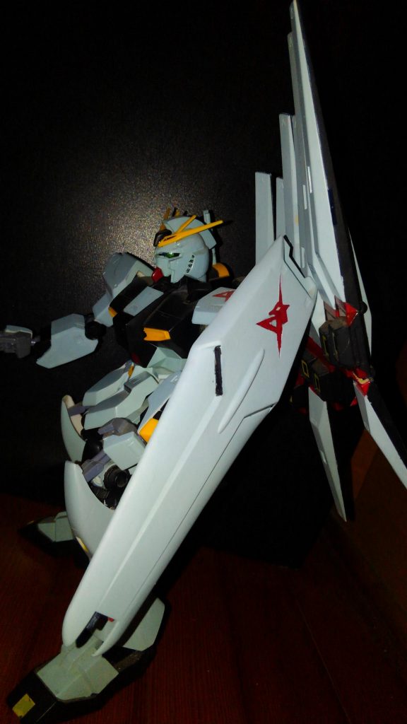 1/100でもデカイ!
なので近年のMGと比べると情報量の密度が少ないのでのっぺり気味な印象を受けますね(´・ω・`)
今なら筋彫り追加とかプラ板貼り付けとかしちゃいそう(*´ω`*)