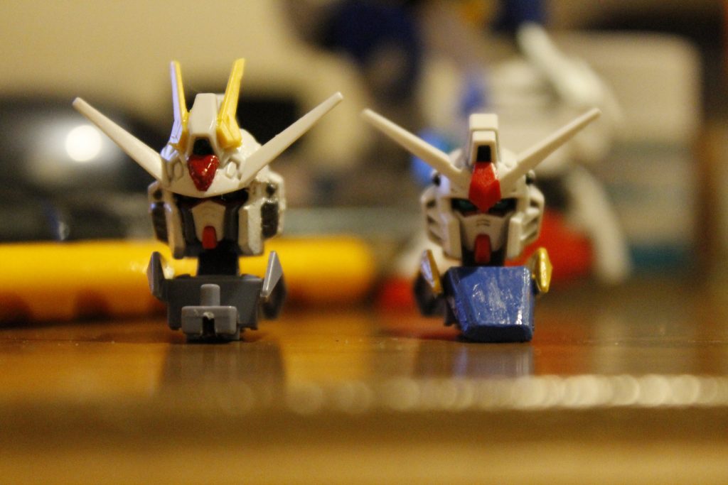 頭部
元のオーガスとの比較です。
組み換える時は襟元(?)ごと交換しています。